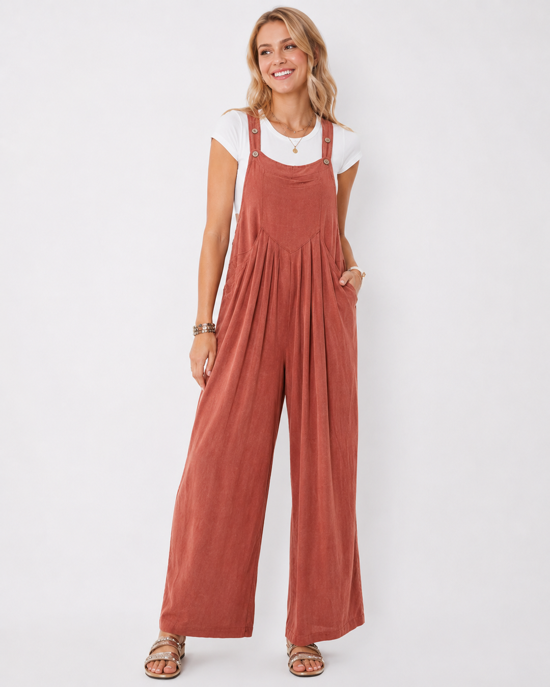 Moderner Damen Jumpsuit mit weitem Bein. Lockere Passform, einfarbig, ideal als bequemes Sommeroutfit.