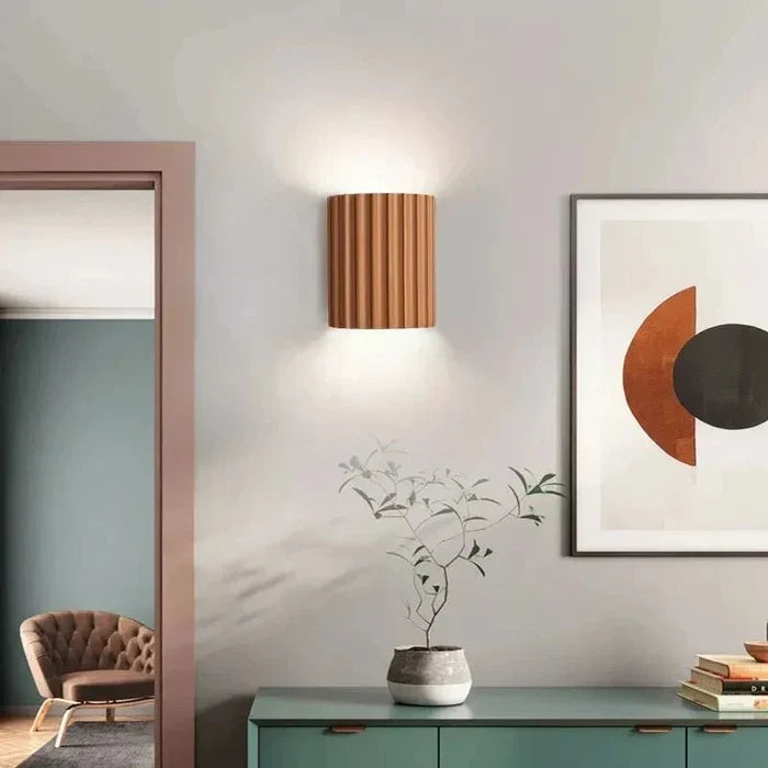 Elegante Kunstharz-Wandlampe, modernes Wellen-Design, perfekt für Schlafzimmer & Flur.