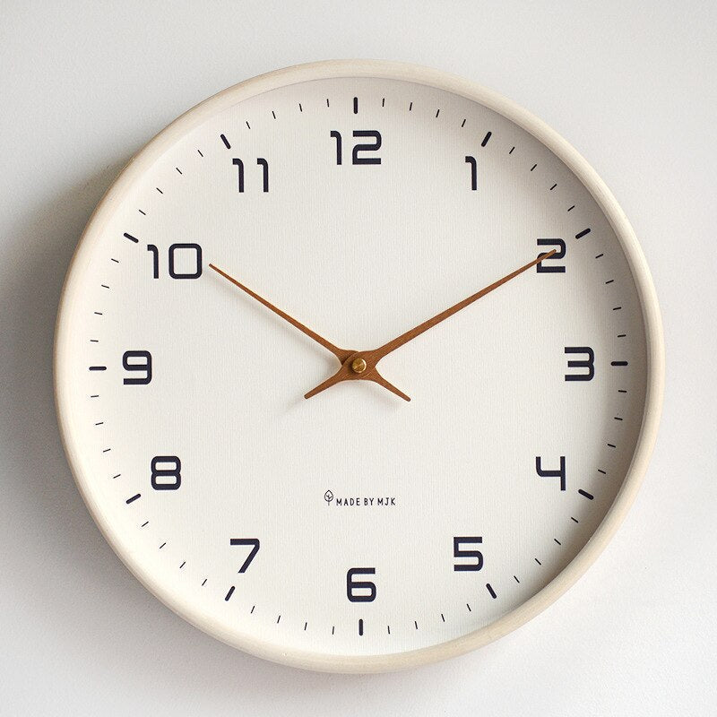 Design-Wanduhr im skandinavischen Stil, braun-creme, fügt sich nahtlos in moderne oder klassische Wohnräume ein.