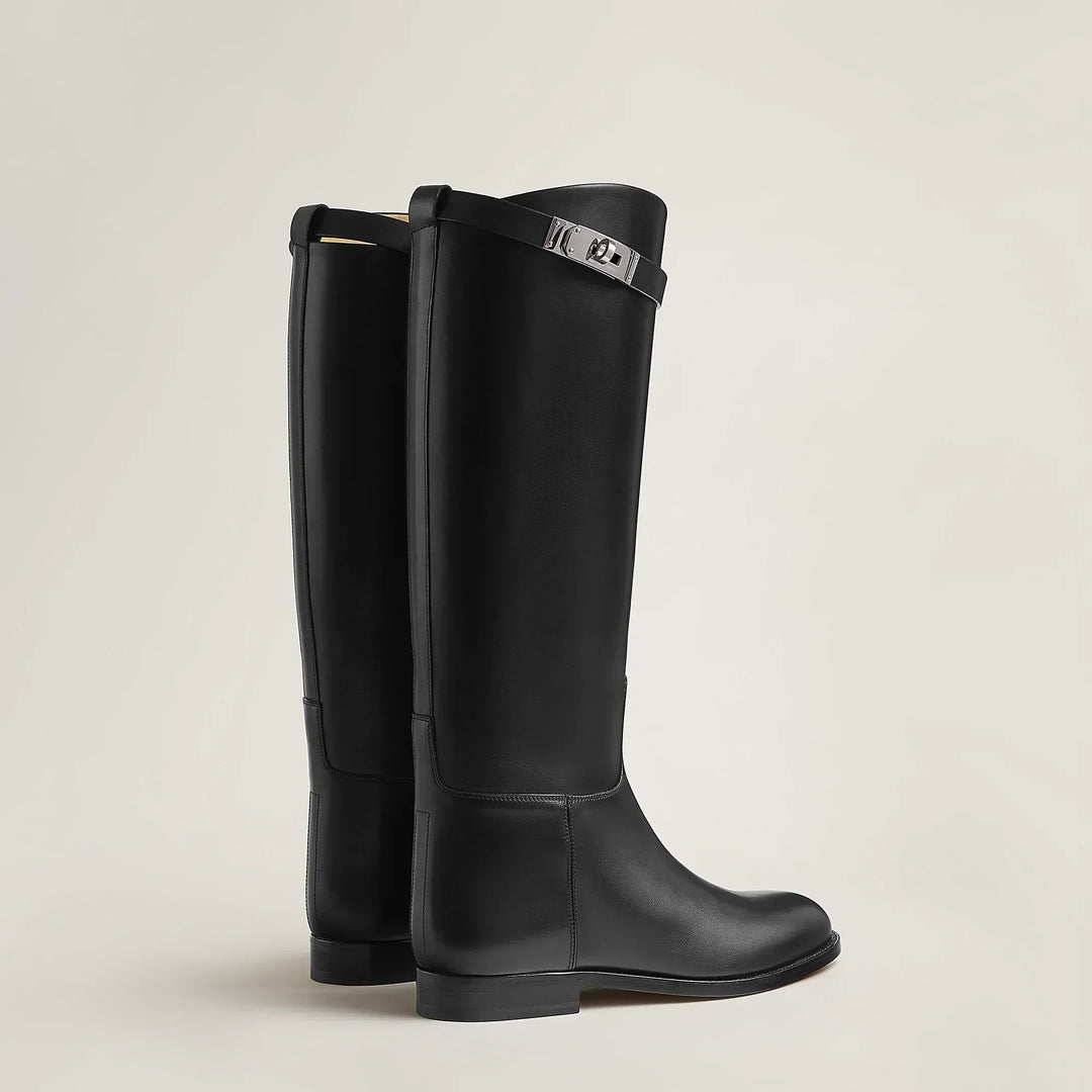 Detailansicht: Elegante schwarze Damen Reitstiefel mit Schnalle. Zeitloser Komfort für stilvolle Auftritte.