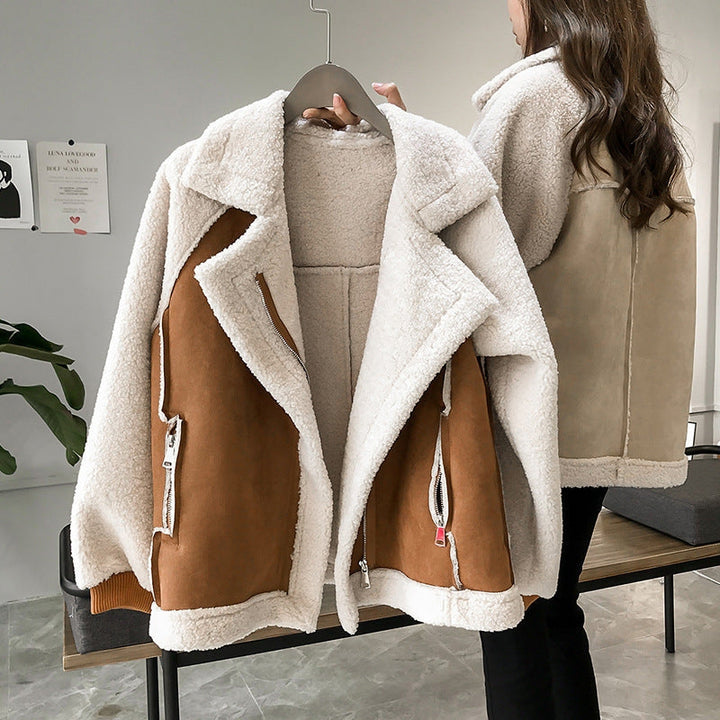 Praktischer Damen Langmantel in Hellbraun mit Reißverschluss und seitlichen Taschen, vielseitig für Freizeit.