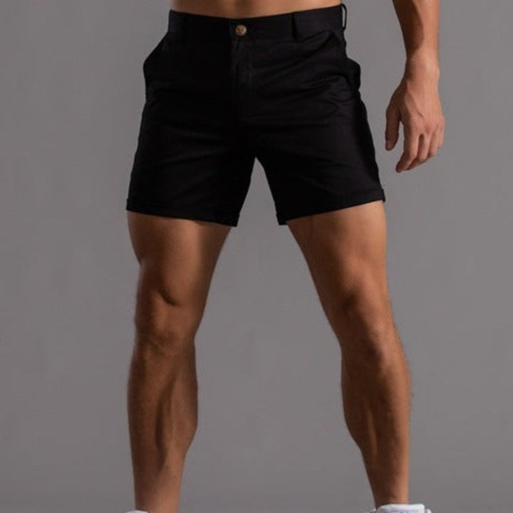 Mann trägt modische Herren Chino-Shorts im Sommer, perfekt für entspannte Tage, Urlaub oder Freizeitaktivitäten.
