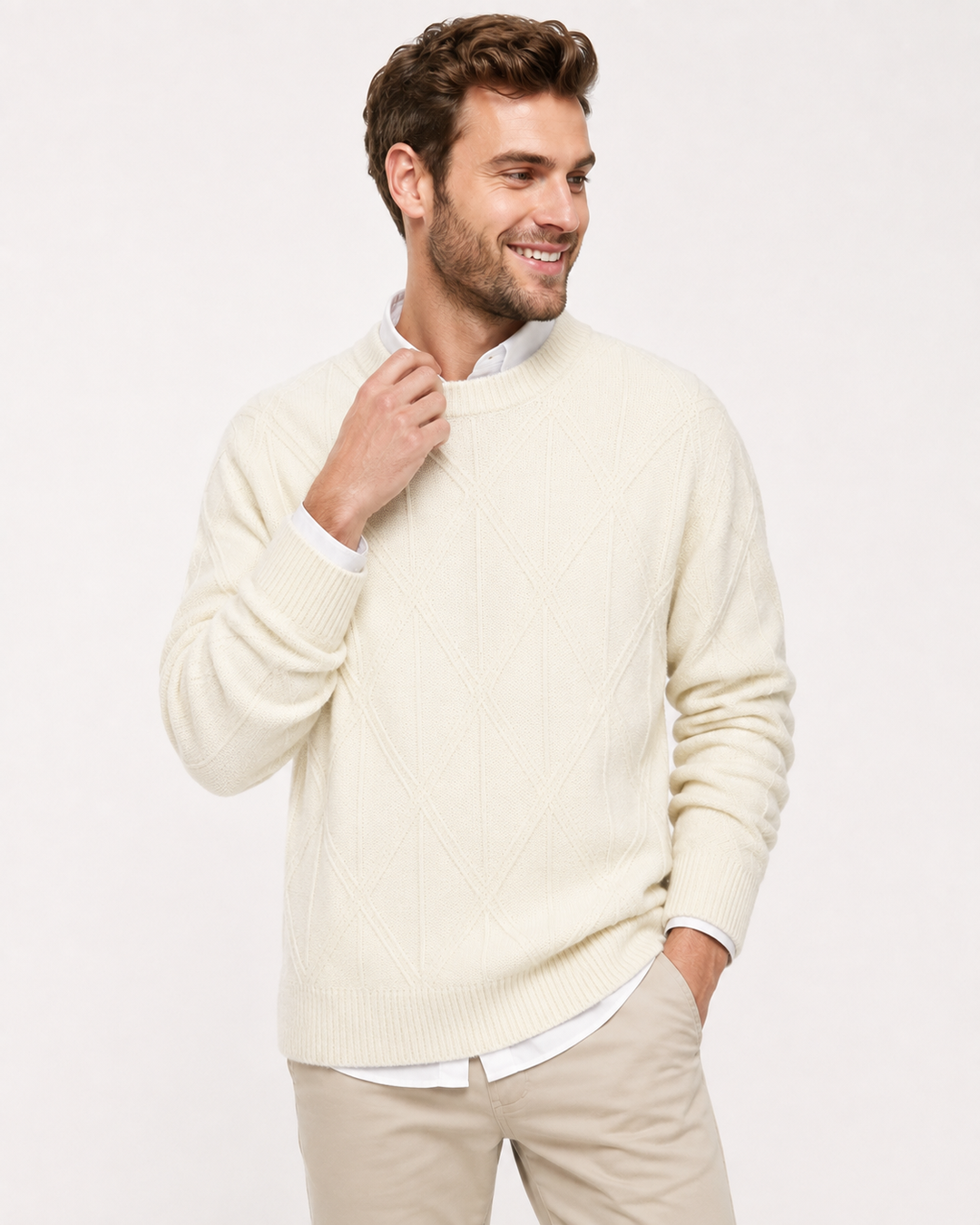 Nahaufnahme des Herren Rundhals-Pullovers mit strukturiertem Diamantmuster. Stylisch & vielseitig.