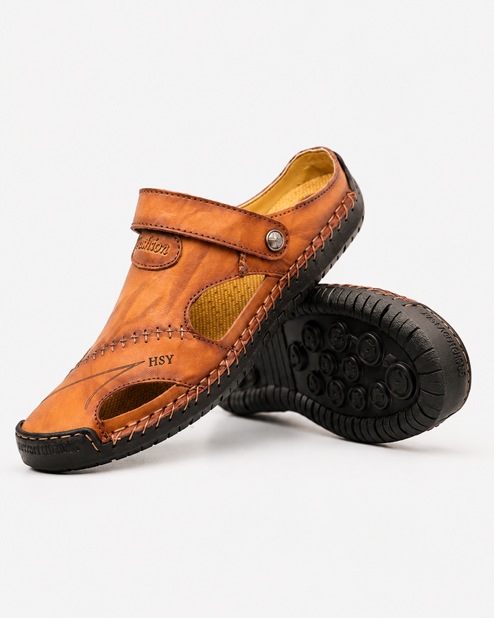 Leichte Sommer Sandalen für Herren, schwarz, mit flexiblem Riemen. Atmungsaktive Strand-Slipper für maximalen Tragekomfort.