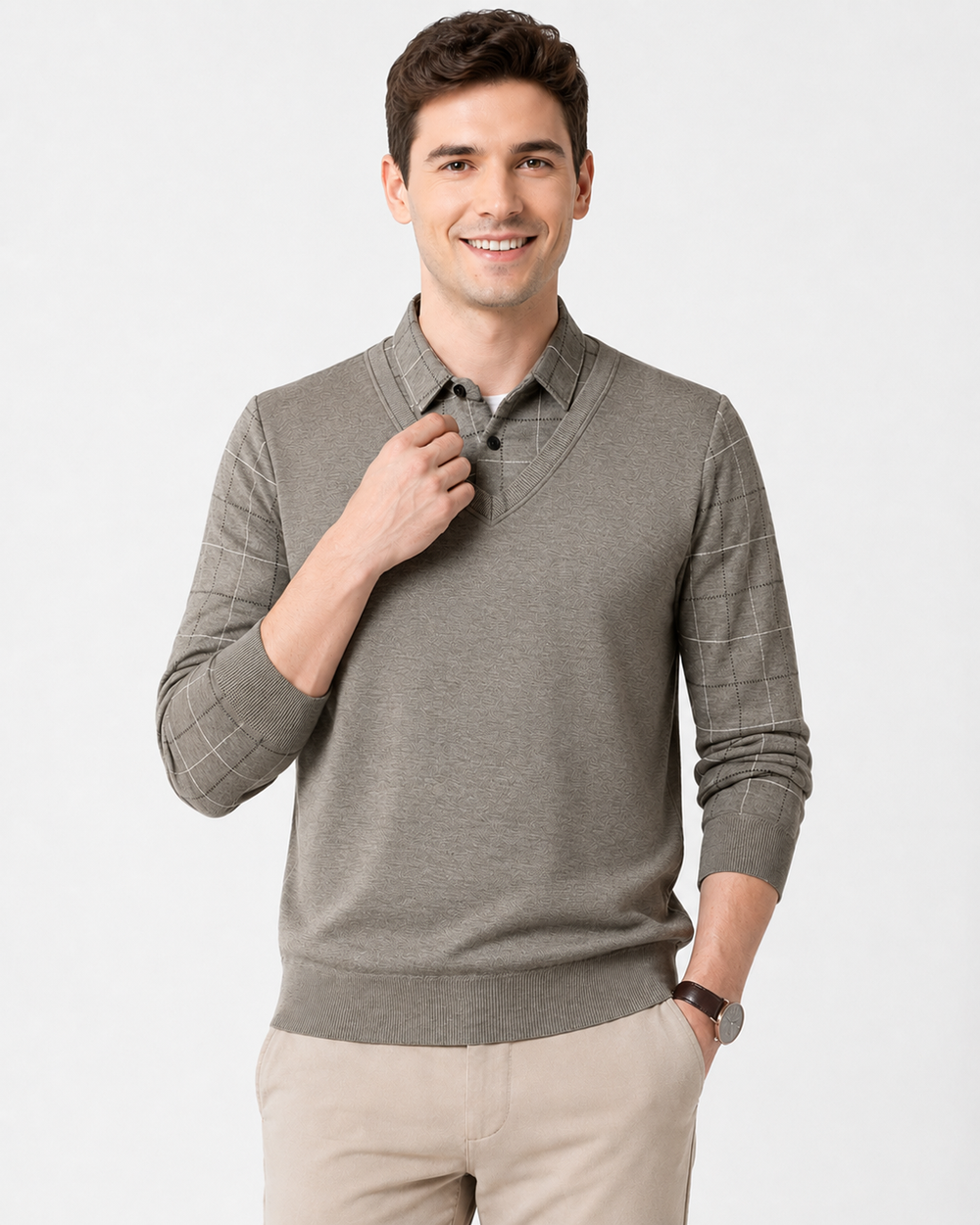 Klassischer Herren Slim Fit Strickpullover. Eng anliegender V-Ausschnitt Pullover für moderne Herrenmode.