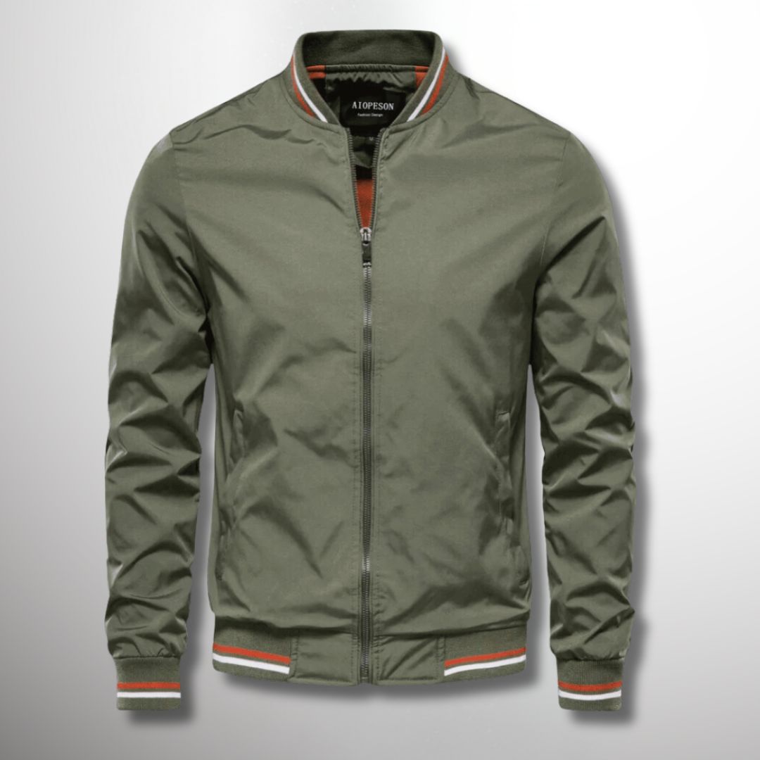 Stilvolle Herren-Herbstjacke im Bomber-Design, wasserabweisend und perfekt als Freizeit- und Outdoorjacke.