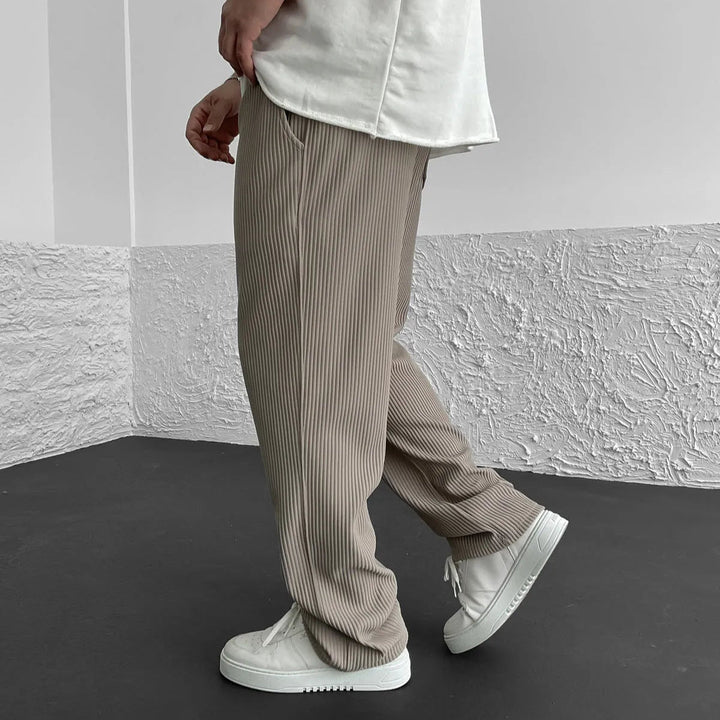Lässige Herren Strickhose im Relaxed-Fit-Design. Perfekt als Freizeithose für den modernen Mann, bequem & stilvoll.