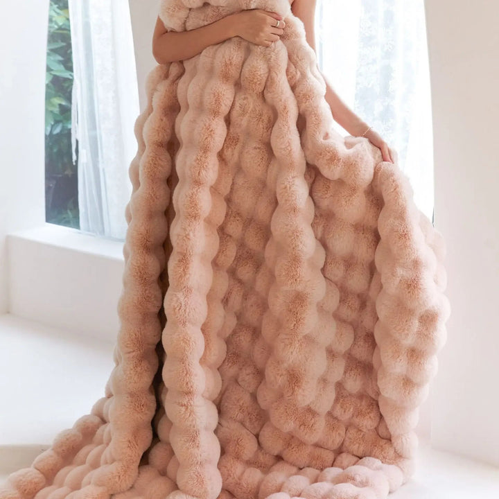 Dekorative Plüschdecke als Sofaüberwurf im Wohnzimmer oder als warme Schlafzimmerdecke.