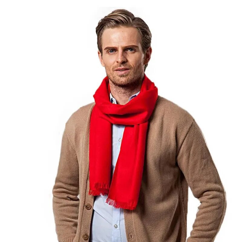 Kuscheliger, weicher roter Kaschmirschal, hält warm bei Winterwetter. Unisex-Design.