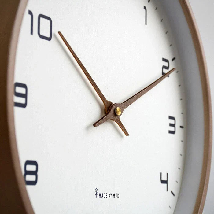 Stilvolle Designer-Wanduhr, perfekt als moderne Wohnzimmeruhr oder Bürouhr. Geräuschlos.