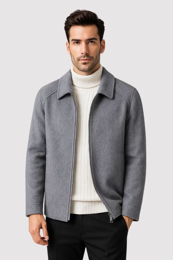 Mann trägt moderne Slim Fit Herren Jacke mit Stehkragen. Perfekt für Business, Casual & stilvolle Freizeit.