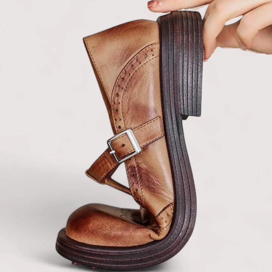 Klassische schwarze orthopädische Mary Jane Damenschuhe. Komfortable Alltagsschuhe für Damen mit langanhaltendem Tragekomfort.