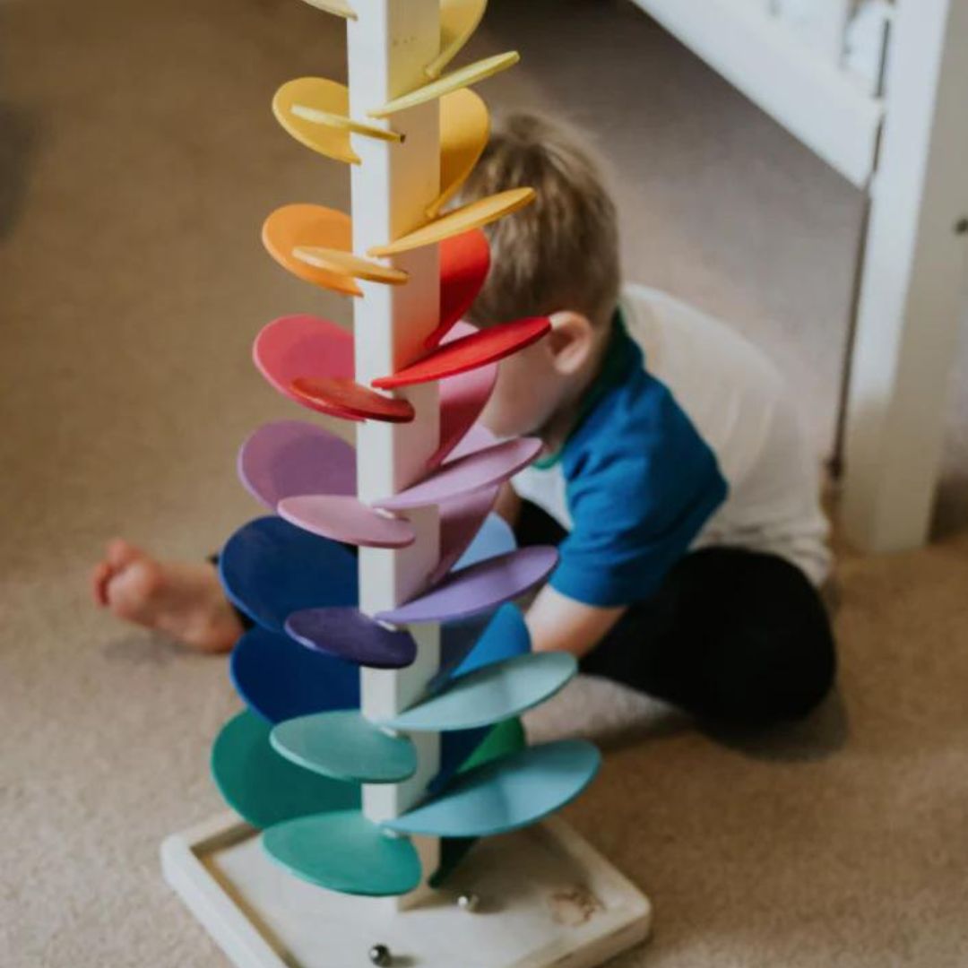 Farbenfroher Regenbogen Murmelturm als Geschenk für Kinder, interaktives Holzspielzeug für stundenlangen Spielspaß.