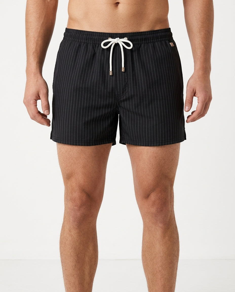 Stilvolle gestreifte Herren Strandshorts für den Sommer, mit praktischem Kordelzug für bequemen Sitz.