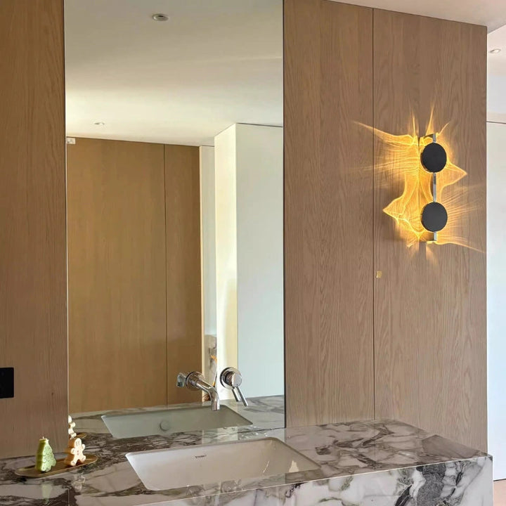 Indirekte LED-Wandleuchte, modern, erzeugt weiches Licht und ansprechende Schatten für gemütliche Atmosphäre.