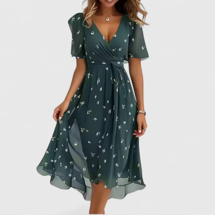 Modell trägt fließendes Damen Blumen Midi-Kleid mit V-Ausschnitt. Elegantes Sommerkleid für Party.