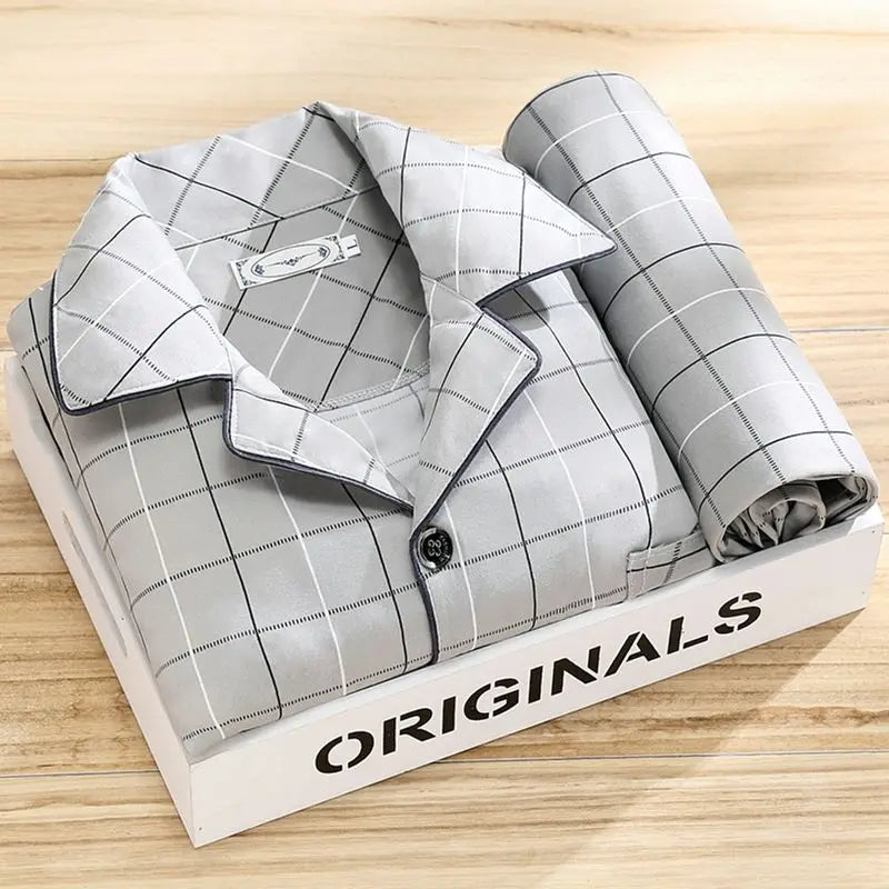 Detailansicht: Gestricktes Herren Pyjama-Oberteil mit feinen Streifen, hoher Tragekomfort für Männer.