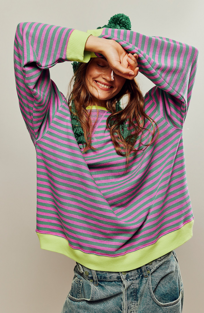 Gestreifter Rundhals-Pullover für Damen, ideal für Frühling und Frühjahrsoutfits. Bequeme Freizeitkleidung.