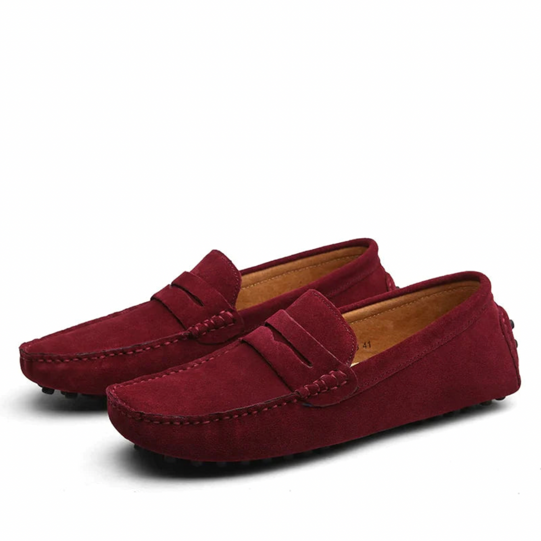 Stilvolle braune Slipper für Herren, komfortabler Schuh für Beruf und Freizeit, klassisches Design.