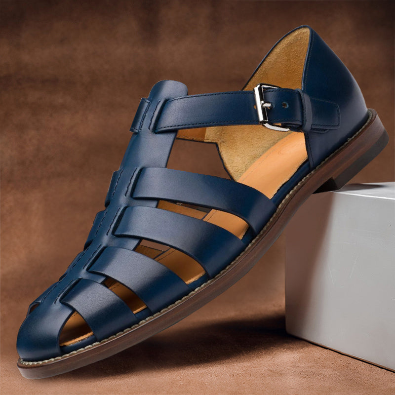 Mann trägt verstellbare Herren Ledersandalen Milan, bequeme Sommerschuhe perfekt für Alltag, Strand und Freizeitaktivitäten.