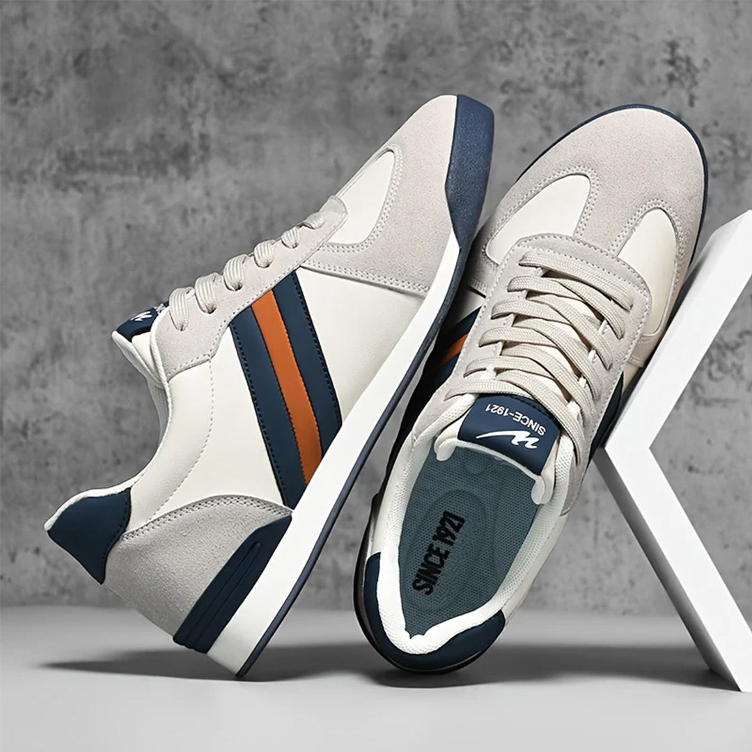 Stylische Herren-Sneaker im Retro-Stil mit markantem Streifen-Design, perfekt für moderne Herrenmode.