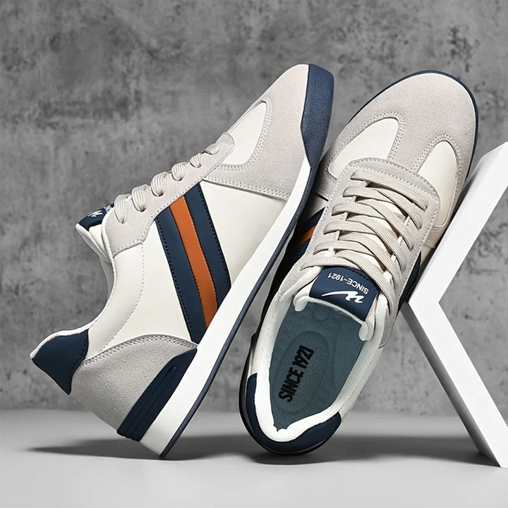 Stylische Herren-Sneaker im Retro-Stil mit markantem Streifen-Design, perfekt für moderne Herrenmode.