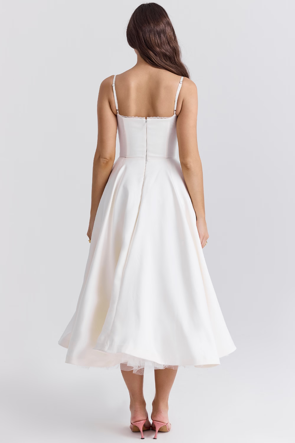 Damen Midi Kleid elegant kombiniert, ein festliches Outfit für Abendveranstaltungen. Frauenmode.