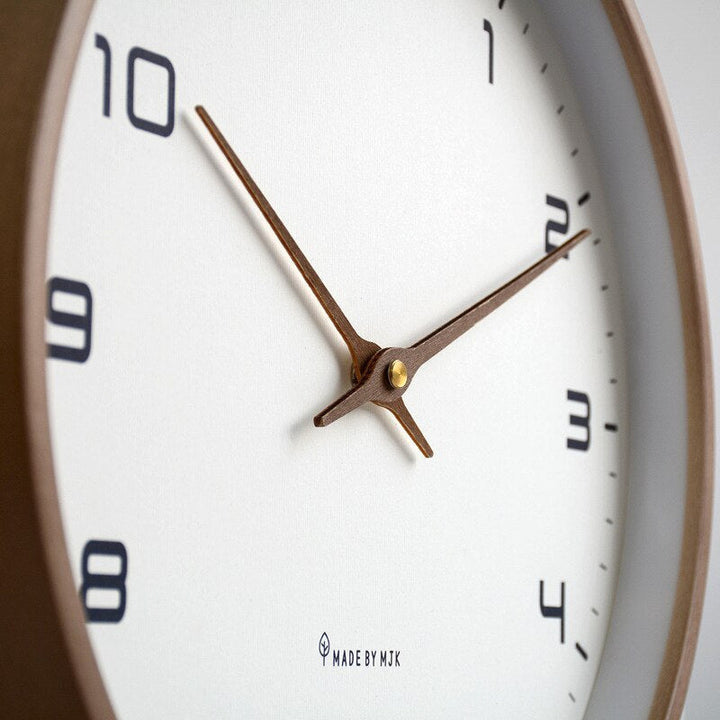 Moderne, zeitlose skandinavische Wanduhr als elegante Dekoration für Schlafzimmer oder Büro.