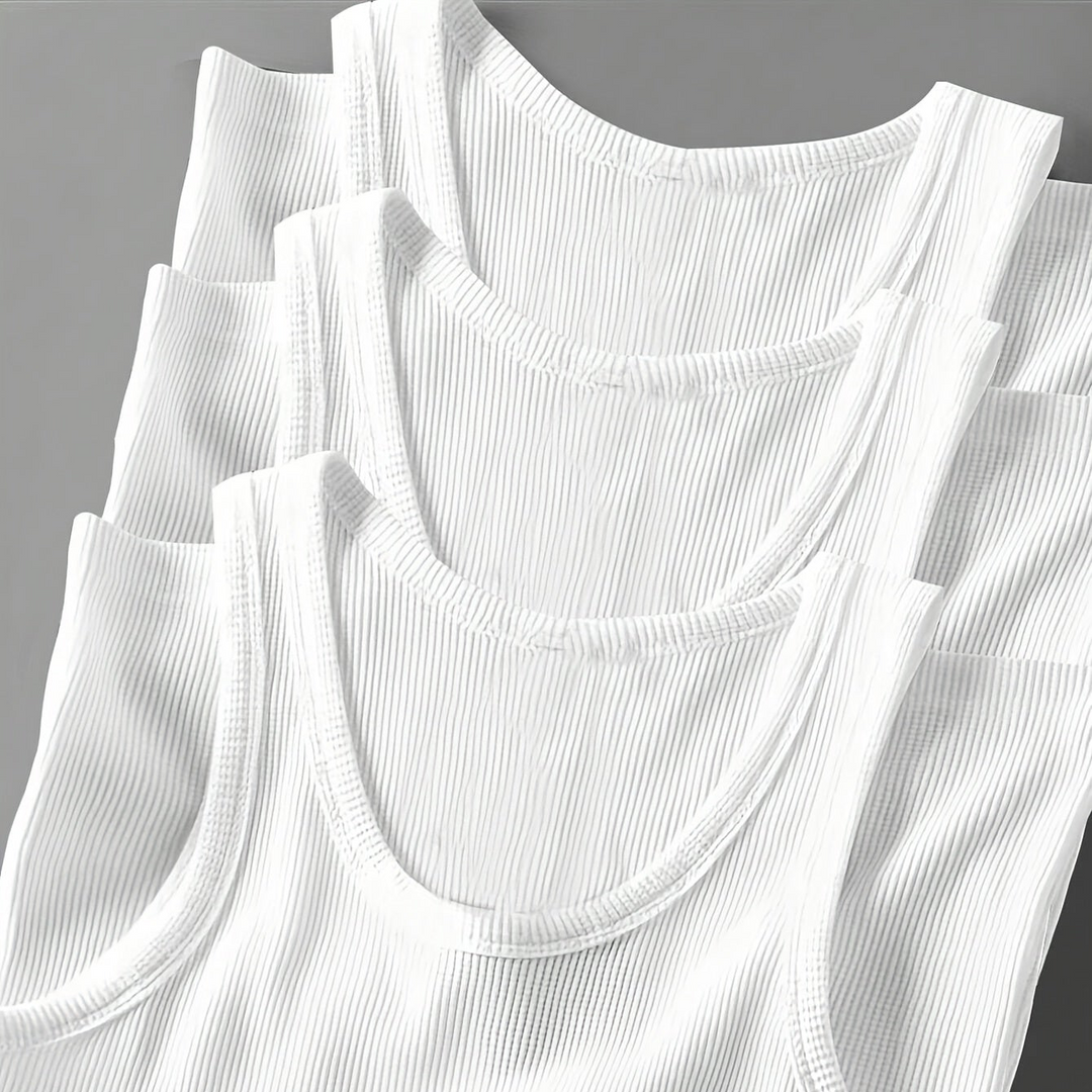Modell trägt Herren Ripp-Tanktop Set, sportlich-eleganter Look für Fitness & Alltag.