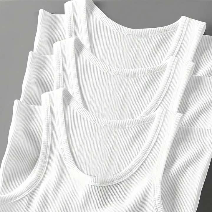 Modell trägt Herren Ripp-Tanktop Set, sportlich-eleganter Look für Fitness & Alltag.