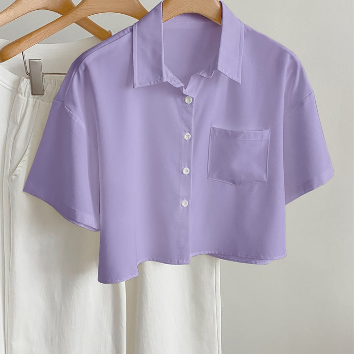Trendige Damen Cropped Bluse, kurzärmlig, mit feinem Kragen, lässig und dennoch elegant.