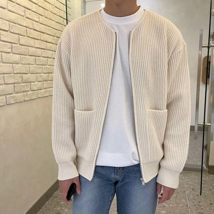 Zeitloser Herren Cardigan: gerippte Strickjacke für anspruchsvolle Herrenmode. Perfekt für den smarten Lagenlook.