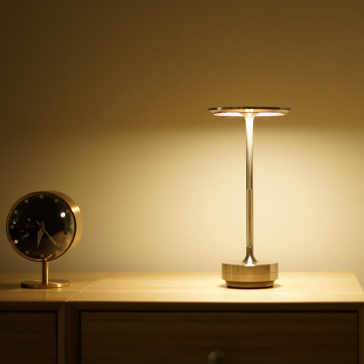Design-Tischlampe aus Metall, kabellos, LED, dimmbar, bringt modernes Flair in Ihr Zuhause.