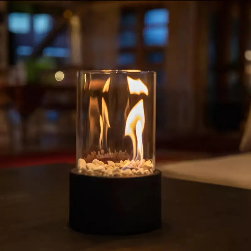 Elegante, moderne Bioethanol Feuerstelle. Stilvolles Design für Wohnzimmer-Dekoration und Tischkamin-Ambiente.