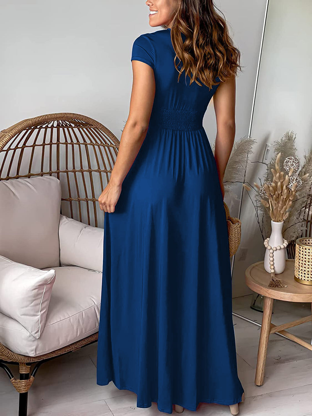 Komfortables Damen-Sommerkleid, elegant mit V-Ausschnitt & seitlichem Schlitz.