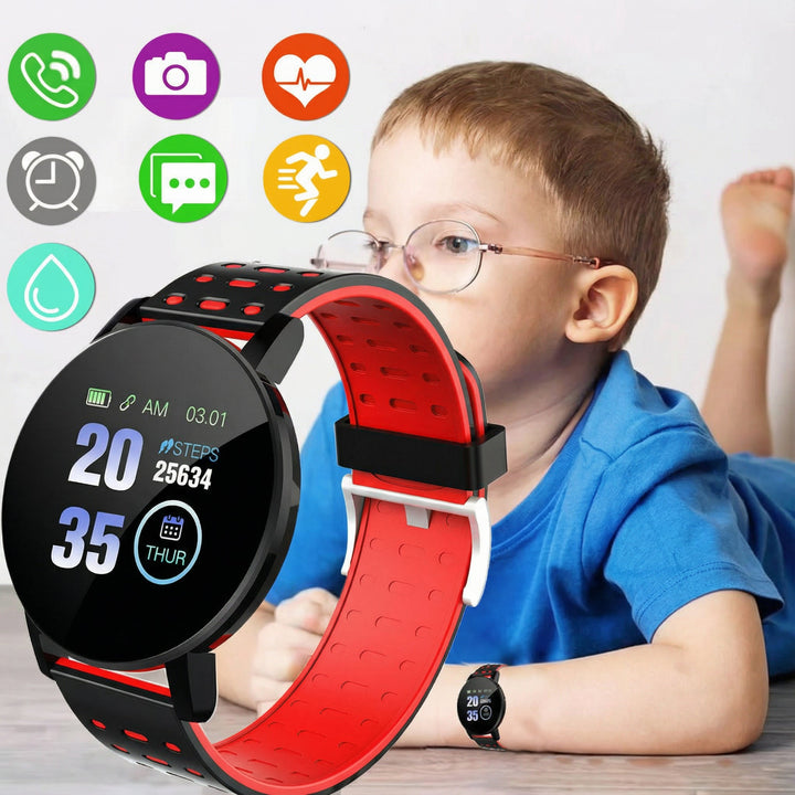 Kind trägt blaue GPS-Smartwatch am Handgelenk, nutzbar für sichere Kommunikation und Outdoor-Abenteuer.