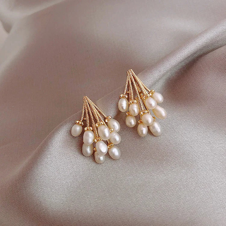 Exquisite 18K vergoldete Damen Ohrringe mit zarten Perlenquasten, stilvoller Schmuck für besondere Momente.