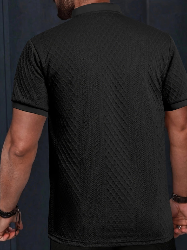 Trendiges Herren Freizeit Set mit strukturiertem Oberteil und bequemen Shorts für den Sommer.