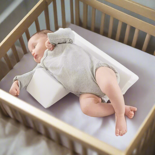 Anti-Roll Verstellbares Baby Seitenlagerungskissen aus Memory-Schaum für sicheren Babyschlaf.