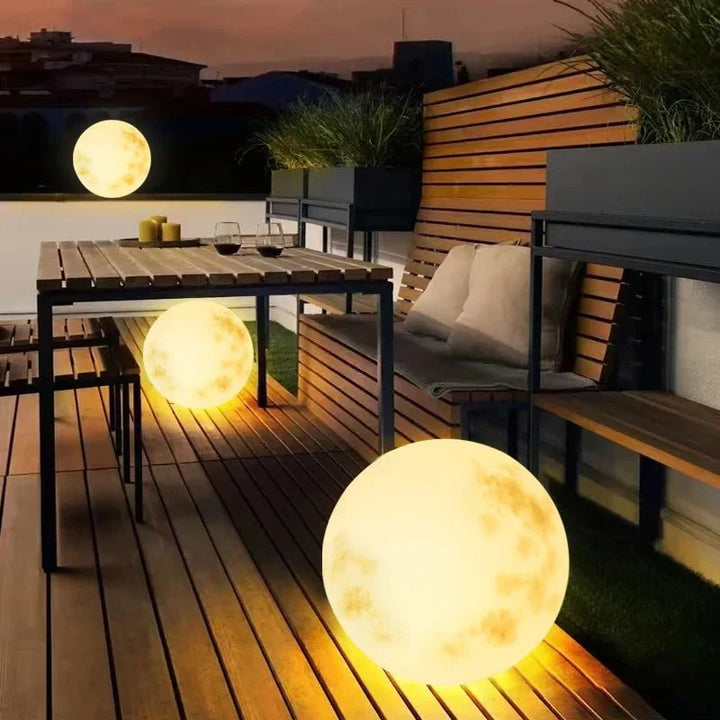 Stimmungsvolle LED-Gartenlampe in Mondform, LunaGlow, beleuchtet Gartenwege und Beete bei Nacht. Wiederaufladbar.