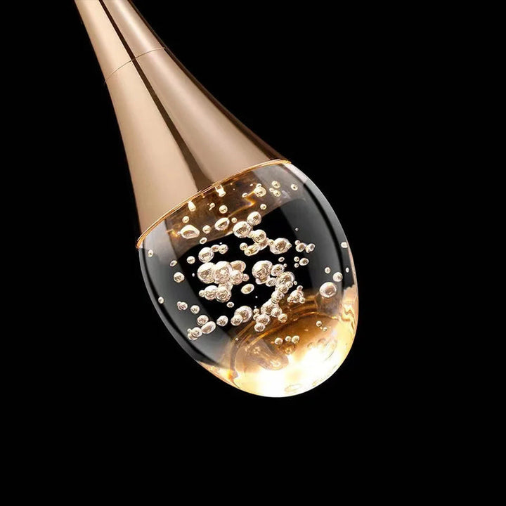 Zeitgenössische Glas Hängeleuchte, gold & schwarz. Ideale Esszimmerbeleuchtung mit warmem Licht.