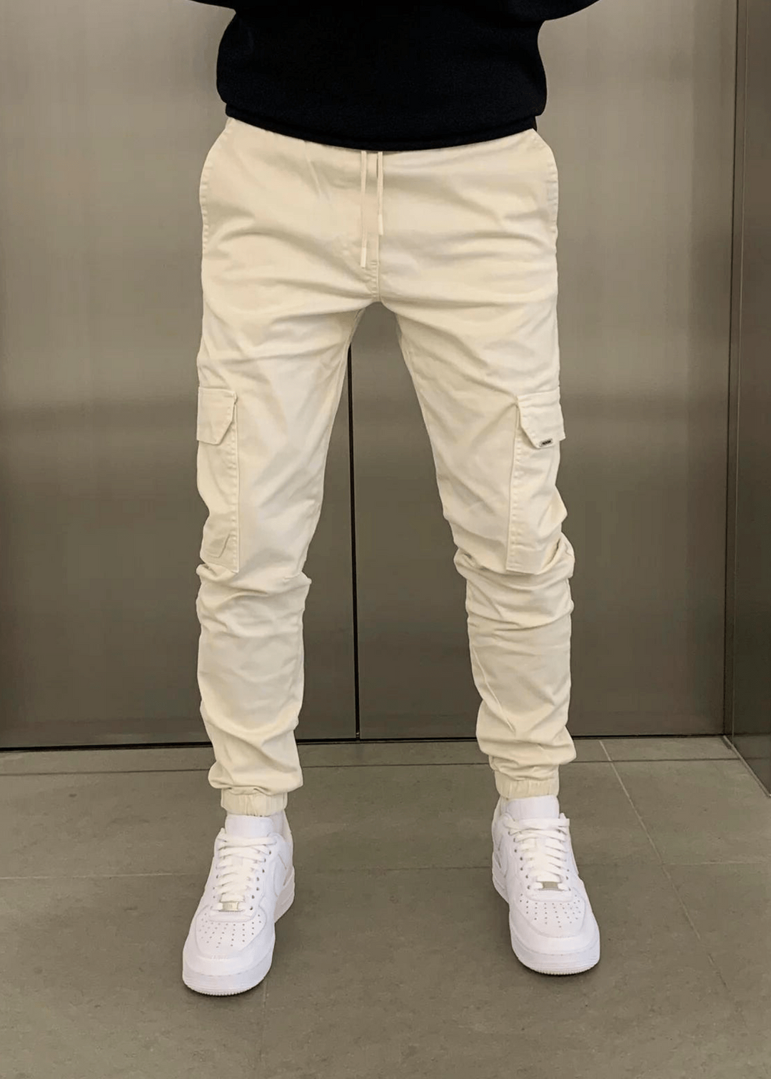 Mann in bequemer Cargo-Jogginghose, Seitenansicht: Sportliche Herren Hose mit Seitentaschen, perfekt für aktiven Lebensstil.