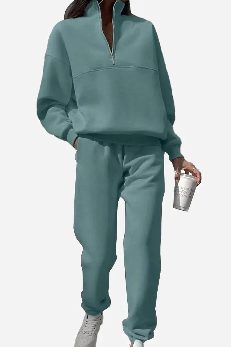 Modisches Damen Jogger Set mit Kapuzenpullover und Jogginghose. Perfekt für Herbst, Sport und entspannte Stunden.