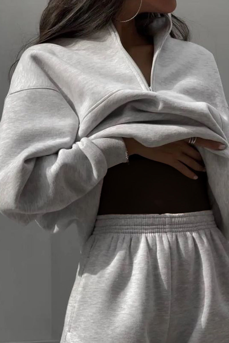 Herbstliches Damen Jogger Set: stylischer Kapuzenpullover und weiche Jogginghose. Dein idealer Begleiter für Komfort.