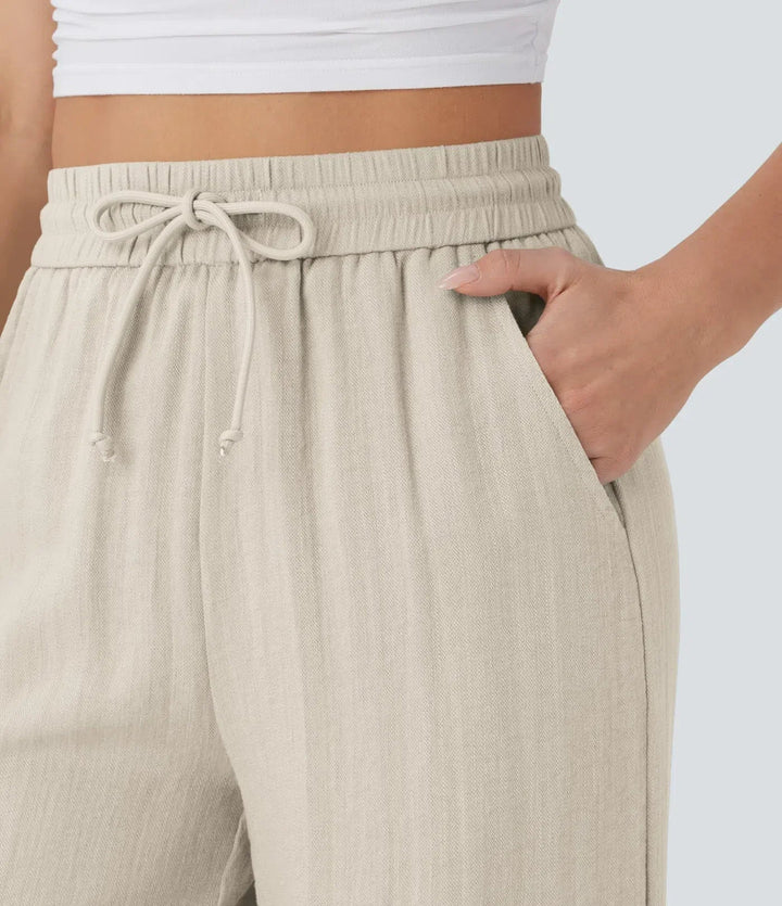 Schwarze Komfort-Damenhose, weites Bein. Fließendes Material, ideal für warme Sommertage.