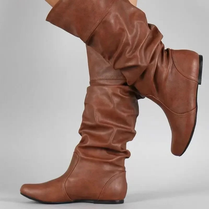 Graue Damen-Cowboystiefel, wadenhoch. Modische Western-Boots mit Absatz, perfekt für Herbst und Wintermode.