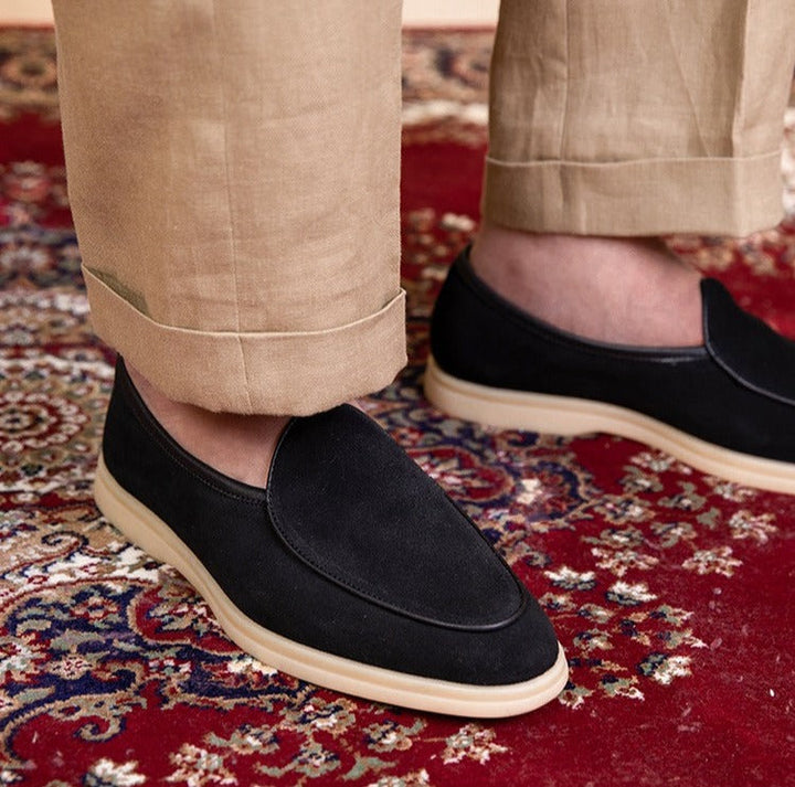 Detailaufnahme der Oberfläche der kaffeefarbenen Herren Slipper, feine Verarbeitung.