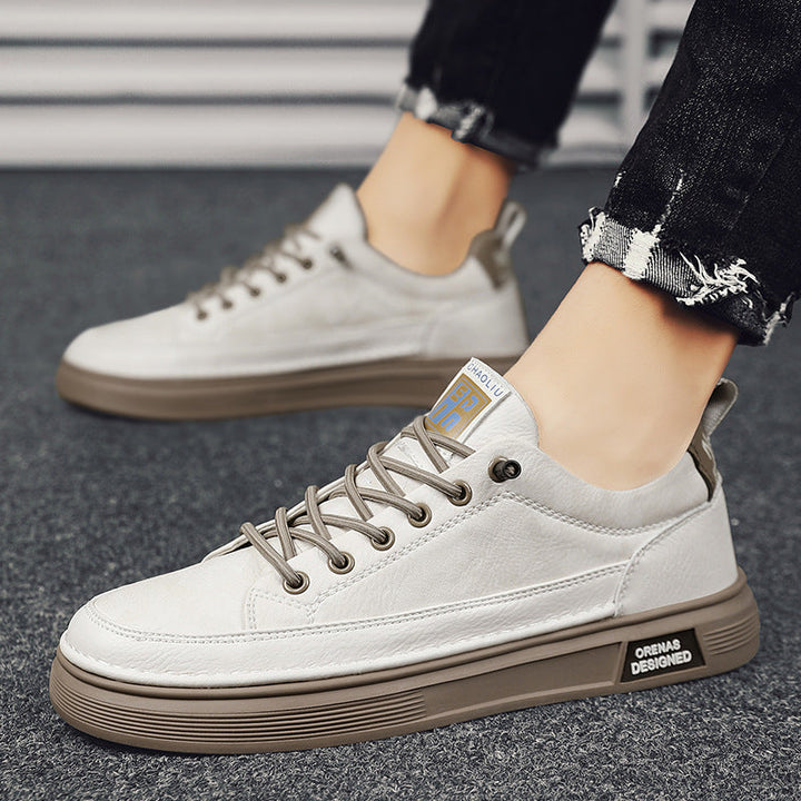 Mann trägt schwarze Slip-On Freizeitschuhe, bequeme Sneaker für Stadt & Outdoor-Aktivitäten.