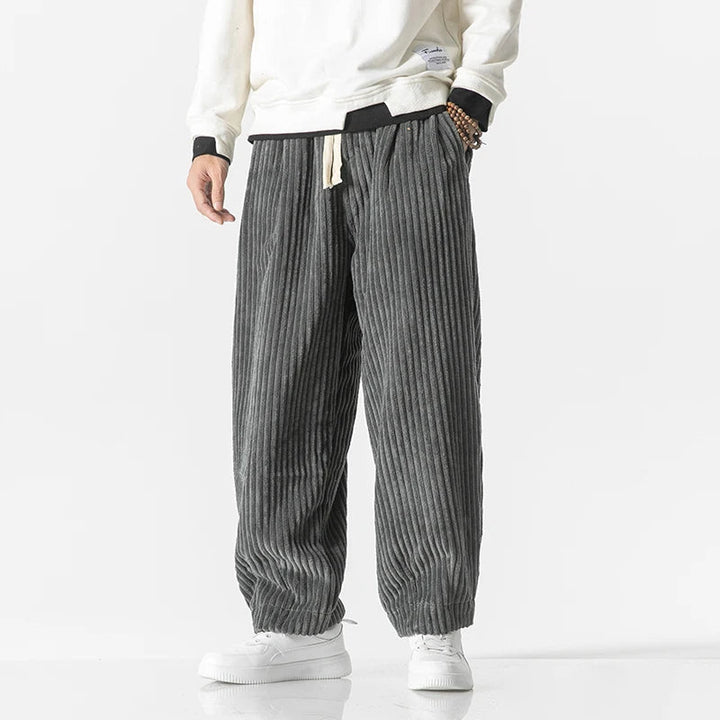 Bequeme Herren-Loungehose in Grau mit weicher Cordstruktur und Kordelzug, ideal für Freizeit & Alltag.
