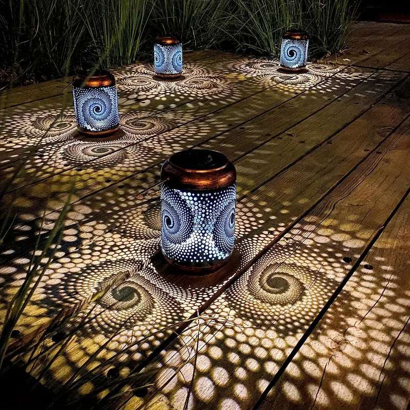 Gartenlampe mit bezauberndem Lichtspiel für stimmungsvolle Außenbeleuchtung auf Terrasse und im Garten, wetterfest.